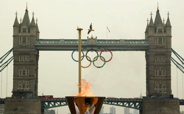 Олимпийский огонь горит